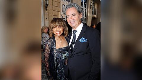 Tina Turner und ihr Mann Erwin Bach lernten sich 1985 kennen und heirateten 2013. Das Bild entstand am 3. Juli 2018 auf der Pariser Fashion Week. Danach erhielten sie die traurige Nachricht, dass Turners Sohn Craig gestorben ist.