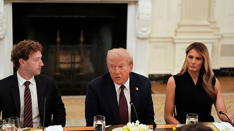 An der langen Tafel nahm direkt neben Trump Meta-Chef Mark Zuckerberg Platz.