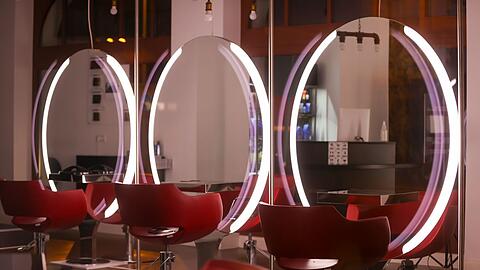 Während der Pandemie waren Friseursalons zeitweilig geschlossen, teilweise durften sie nur unter strengen Auflagen öffnen. (Archivbild)