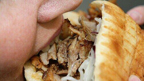 Mahlzeit! Dieser Döner wurde nicht mit zu heiß gewordenem Joghurt gemacht. Mahlzeit! Dieser Döner wurde nicht mit zu heiß gewordenem Joghurt gemacht.