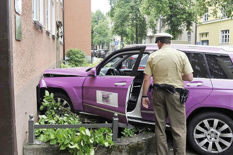 Die rosafarbene Schnauze ist ganz schön eingedrückt: Der Fahrer dieses Mercedes ist von der Straße abgekommmen und in der Au gegen ein Wohnhaus geprallt.