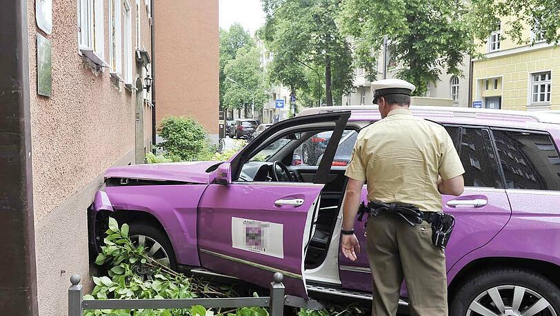 Die rosafarbene Schnauze ist ganz schön eingedrückt: Der Fahrer dieses Mercedes ist von der Straße abgekommmen und in der Au gegen ein Wohnhaus geprallt. Die rosafarbene Schnauze ist ganz schön eingedrückt: Der Fahrer dieses Mercedes ist von der Straße abgekommmen und in der Au gegen ein Wohnhaus geprallt.