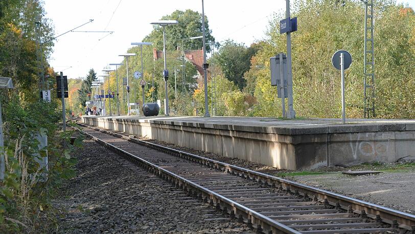 Gleich mehrere Personen spazierten am Wochenende auf den Schienen - unter Lebensgefahr. Es kam zu Vollbremsungen und erheblichen Zugverzögerungen. (Symbolbild)