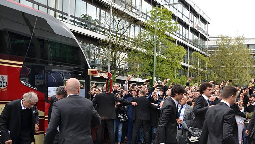 Ankunft von Real Madrid vor dem Hotel "Hilton" in München - die Bilder. Ankunft von Real Madrid vor dem Hotel "Hilton" in München - die Bilder.