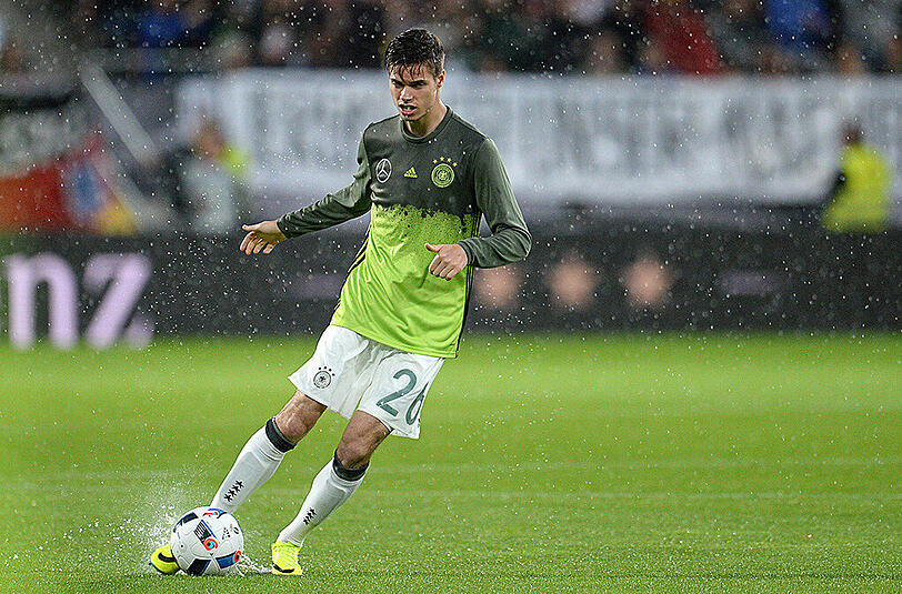 Julian Weigl dient auch als zusätzliche Absicherung für das defensive Mittelfeld, wo Ilkay Gündogan fehlt und Schweinsteiger wenn überhaupt erst später einsteigen kann.