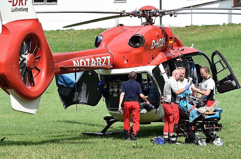 Nach der Erstversorgung wurde der Schwerverletzte mit einem Rettungshubschrauber in eine Klinik gebracht.