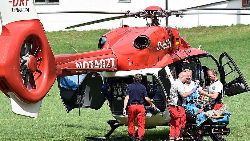 Nach der Erstversorgung wurde der Schwerverletzte mit einem Rettungshubschrauber in eine Klinik gebracht. Nach der Erstversorgung wurde der Schwerverletzte mit einem Rettungshubschrauber in eine Klinik gebracht.