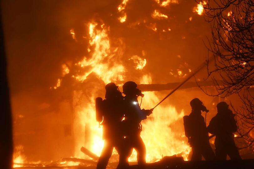 Kurz vor 23 Uhr gingen mehrere Notrufe ein. Als die freiwillige Feuerwehr eintraf, stand die komplette Scheune bereits in Flammen.