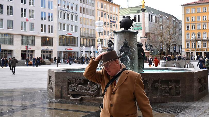 Sturm "Friederike" am Marienplatz. Wer nicht aufpasst, wird durch die Böen vom Fischbrunnen nassgemacht.