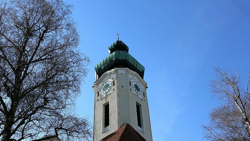 Der Turm der katholischen Pfarrkirche St. Johann Baptist. Der Turm der katholischen Pfarrkirche St. Johann Baptist.