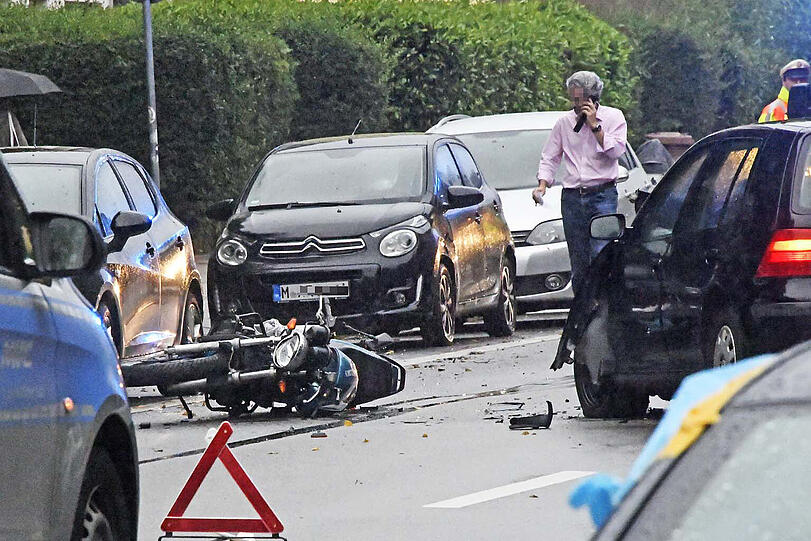 Bei dem Unfall in der Balanstraße war ein Motorrad mit einem Pkw kollidiert, der vermutlich ausfahren oder wenden wollte.