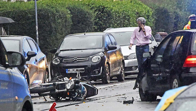 Bei dem Unfall in der Balanstraße war ein Motorrad mit einem Pkw kollidiert, der vermutlich ausfahren oder wenden wollte. Bei dem Unfall in der Balanstraße war ein Motorrad mit einem Pkw kollidiert, der vermutlich ausfahren oder wenden wollte.