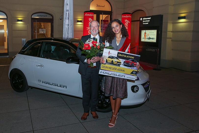 Siegerin Sophia darf sich neben dem Titel und dem Vertrag bei Louisa Models über diesen Opel Adam freuen. Den Preis überreichte Häusler-Geschäftsführer Michael Rappl höchstpersönlich.
