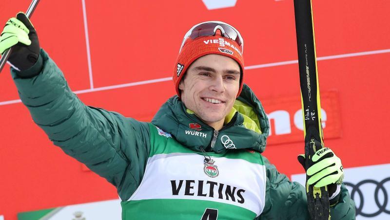 Der erstplatzierte Vinzenz Geiger jubelt auf dem Podium über seinen Sieg beim Weltcup in Val di Fiemme. Der erstplatzierte Vinzenz Geiger jubelt auf dem Podium über seinen Sieg beim Weltcup in Val di Fiemme.
