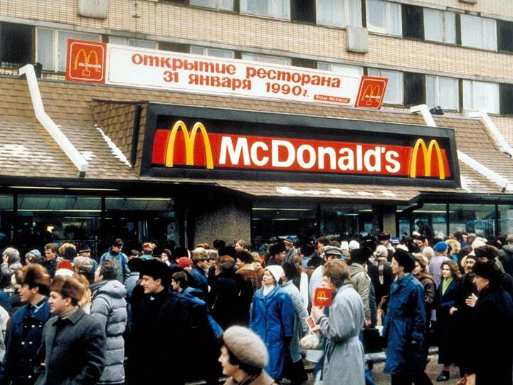 Hunderte Menschen drängen sich vor der Eröffnung der ersten McDonald's-Filiale nahe des Roten Platzes.