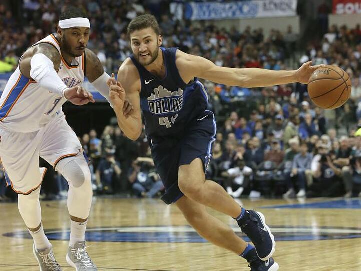 Bleibt bei den Dallas Mavericks: Maximilian Kleber (r).