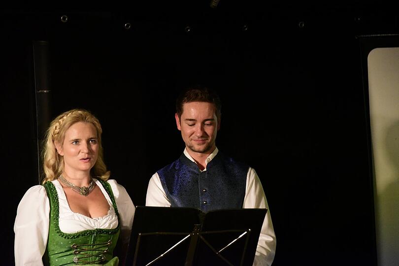 Witwe Raphaela Maier singt gemeinsam mit ihrem Bruder, Daniel Hinterberger, Lieblingslieder ihres verstorbenen Mannes.