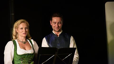 Witwe Raphaela Maier singt gemeinsam mit ihrem Bruder, Daniel Hinterberger, Lieblingslieder ihres verstorbenen Mannes.