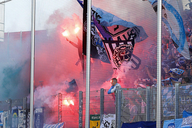 38. Spieltag: Im letzten Saisonspiel in Zwickau zündeten die Löwen-Fans erneut Pyrotechnik ab. "Mindestens 14 Bengalische Feuer und zwei Rauchkörper" zündeten die Sechzger-Fans.  Zudem wurden aus dem Münchener Fanblock heraus "zwei Raketen abgeschossen", heißt es weiter. Der Verein musste zum Saisonabschluss nochmal 7.100 Euro zahlen.