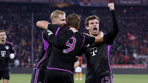"Nach vier Spielen den Gruppensieg zu feiern - es läuft schon ganz gut hier", sagt Thomas Müller (r.) nach dem Sieg über Galatasaray Istanbul.