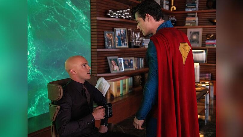 Superman (David Corenswet, r.) trifft auf seinen Widersacher Lex Luthor (Nicholas Hoult).