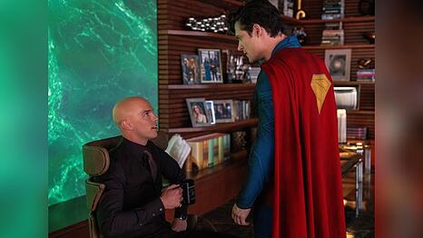 Superman (David Corenswet, r.) trifft auf seinen Widersacher Lex Luthor (Nicholas Hoult).