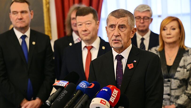 Andrej Babis (vorne), tschechischer Milliardär und Gründer der Partei ANO, hat in Prag einen Koalitionsvertrag mit den Vorsitzenden der ultrarechten Freiheit und direkte Demokratie (SPD) und der Autofahrerpartei Motoristen unterzeichnet. Andrej Babis (vorne), tschechischer Milliardär und Gründer der Partei ANO, hat in Prag einen Koalitionsvertrag mit den Vorsitzenden der ultrarechten Freiheit und direkte Demokratie (SPD) und der Autofahrerpartei Motoristen unterzeichnet.