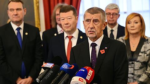 Andrej Babis (vorne), tschechischer Milliardär und Gründer der Partei ANO, hat in Prag einen Koalitionsvertrag mit den Vorsitzenden der ultrarechten Freiheit und direkte Demokratie (SPD) und der Autofahrerpartei Motoristen unterzeichnet.