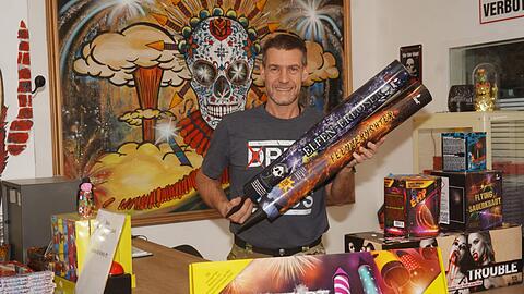 Damit die Silvesternacht f&uuml;r Raketenfans bunt und unvergesslich wird: Im &bdquo;G&ouml;tterfunken&ldquo; hat Ladeninhaber Philip Plan alles, was man f&uuml;r ein Feuerwerk braucht.