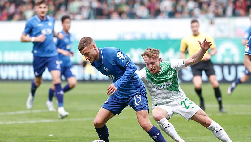 Darmstadts Fabian N&uuml;rnberger (links) und Jannik Dehm aus F&uuml;rth k&auml;mpfen um den Ball.