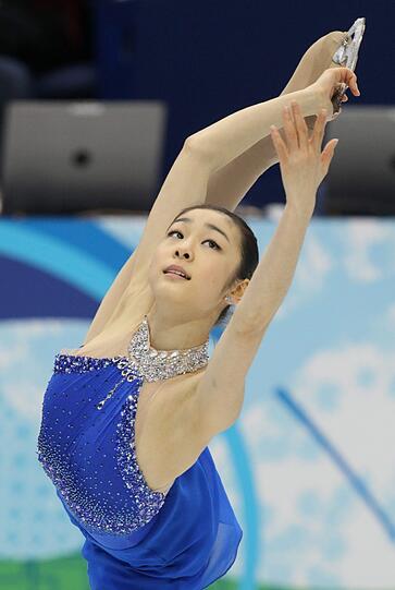 KimJu-Na ist eine südkoreanische Eiskunstläuferin. Ob aufgrund ihres Talentes oder ihres guten Aussehens - sie zieht alle Blicke auf sich.