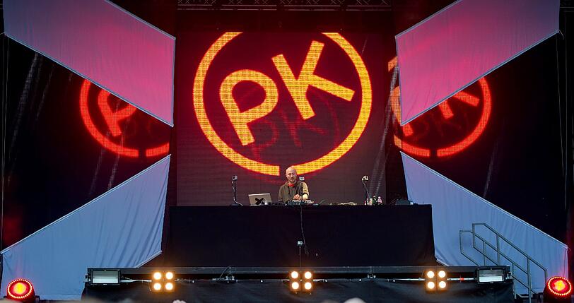 Wolkenbruch und Matsch statt "sky" und "sand" - trotzdem feiern am Sonntag 20.000 Fans den Berliner DJ Paul Kalkbrenner am Königsplatz.