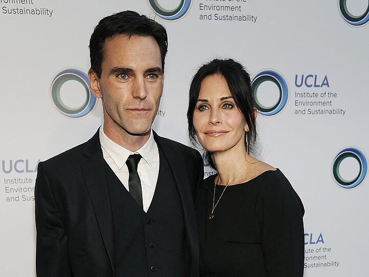 Courteney Cox und Johnny McDaid auf dem roten Teppich