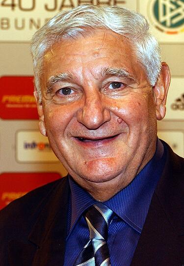 Petar Radenkovic, der frühere Fußball-Bundesliga-Torhüter vom TSV 1860 München, aufgenommen bei der Jubiläums-Gala "40 Jahre Bundesliga" am 23.08.2003 am Kölner Koloneum (Archivfoto).