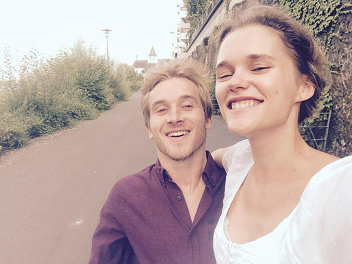 Mit diesem Selfie bestätigten die beiden im August ihre Verlobung: Samuel Koch und Sarah Elena Timpe