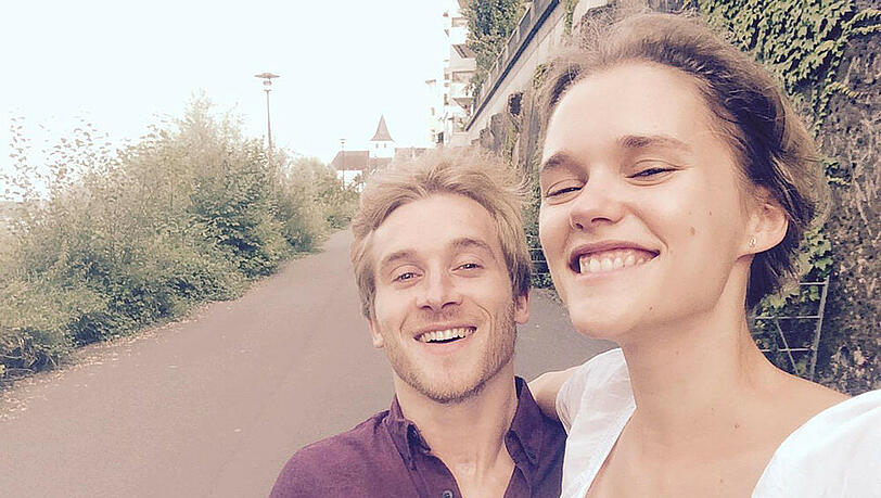 Mit diesem Selfie bestätigten die beiden im August ihre Verlobung: Samuel Koch und Sarah Elena Timpe Mit diesem Selfie bestätigten die beiden im August ihre Verlobung: Samuel Koch und Sarah Elena Timpe