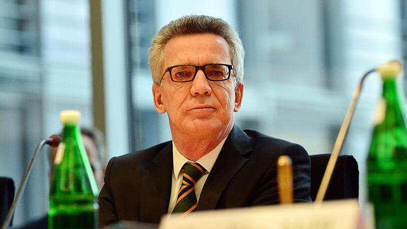 Bundesinnenminister Thomas de Maiziere der nicht öffentlichen Sitzung des Innenausschusses des Bundestags.