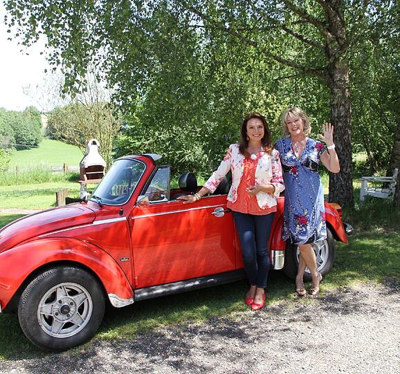 Uschi Dämmrich von Luttitz besuchte Lisa Fitz im Garten.