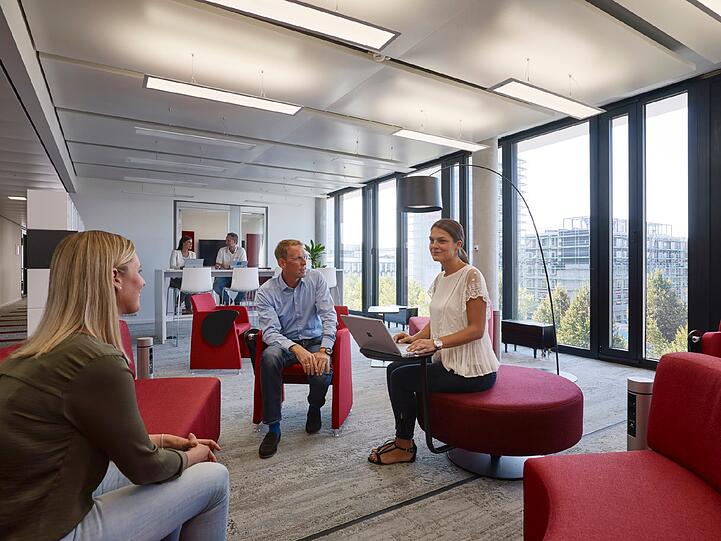Der Share & Discuss Workspace in der neuen Microsoft-Unternehmenszentrale in Schwabing