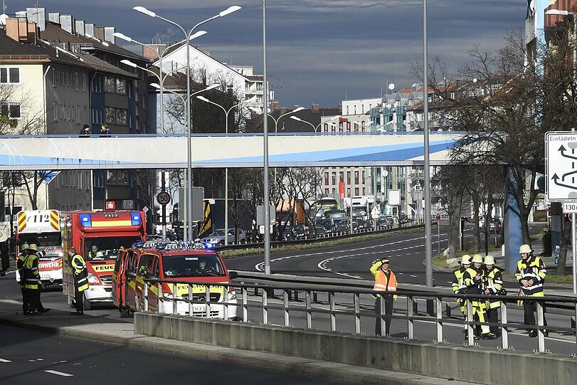 Brennender Reisebus am Mittleren Ring in Giesing: Die Feuerwehr ist mit einem Großaufgebot im Einsatz.