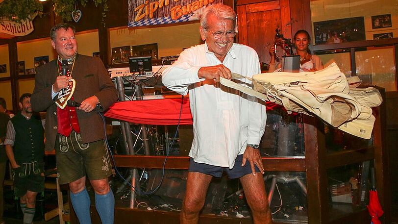 2016 versteigert Manfred Schauer seine Lederhose für den guten Zweck.