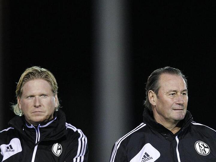 Huub Stevens (r) hat Zweifel an der Eignung von Markus Gisdol als Trainer beim FC Köln.