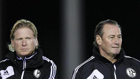 Huub Stevens (r) hat Zweifel an der Eignung von Markus Gisdol als Trainer beim FC Köln.