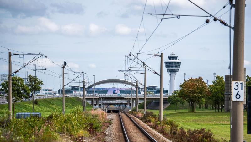 Leere Gleise der S-Bahn führen zum Flughafen München mit dem Tower im Hintergrund. Foto: Lino Mirgeler Leere Gleise der S-Bahn führen zum Flughafen München mit dem Tower im Hintergrund. Foto: Lino Mirgeler