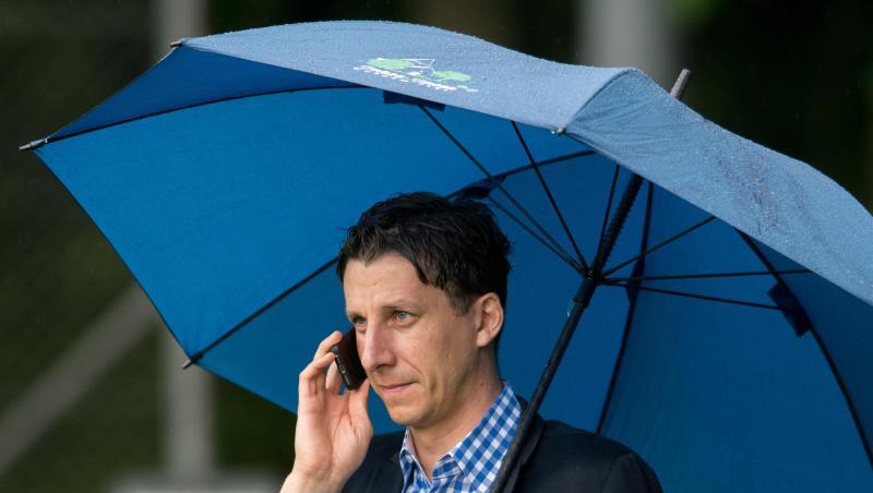 Der scheidende Geschäftsführer Christian Keller vom SSV Jahn Regensburg telefoniert. Der scheidende Geschäftsführer Christian Keller vom SSV Jahn Regensburg telefoniert.
