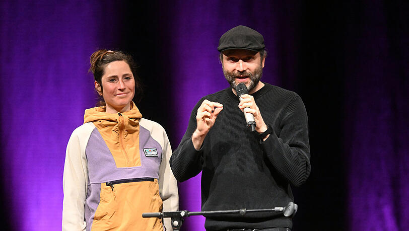 Marc-Uwe Kling mit einer Besucherin namens Andrea.