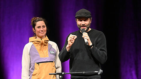 Marc-Uwe Kling mit einer Besucherin namens Andrea.