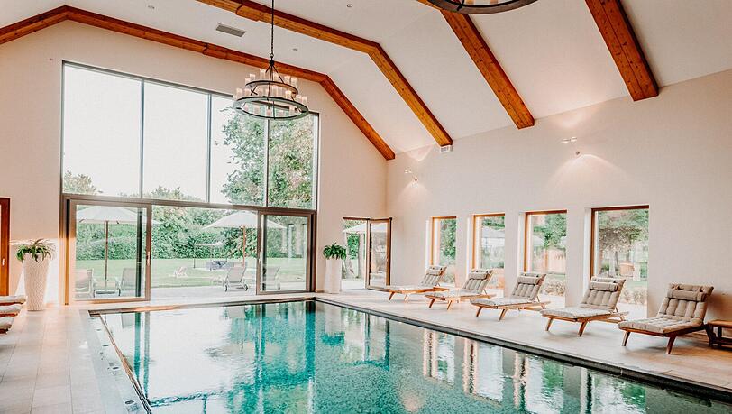 Aus dem Schwimmbad im Badhaus hat man einen weiten Blick in den großen Garten. Aus dem Schwimmbad im Badhaus hat man einen weiten Blick in den großen Garten.