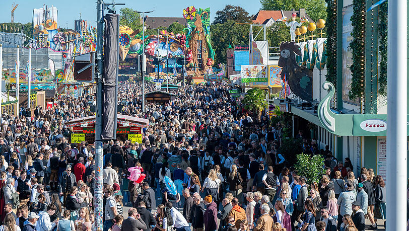 Seit 25 Jahren werden alle öffentlichen Bereiche und Einrichtungen der Wiesn mit Strom aus erneuerbaren Energien versorgt, seit 2012 auch alle Schausteller, Marktkaufleute und Wirte. Seit 25 Jahren werden alle öffentlichen Bereiche und Einrichtungen der Wiesn mit Strom aus erneuerbaren Energien versorgt, seit 2012 auch alle Schausteller, Marktkaufleute und Wirte.