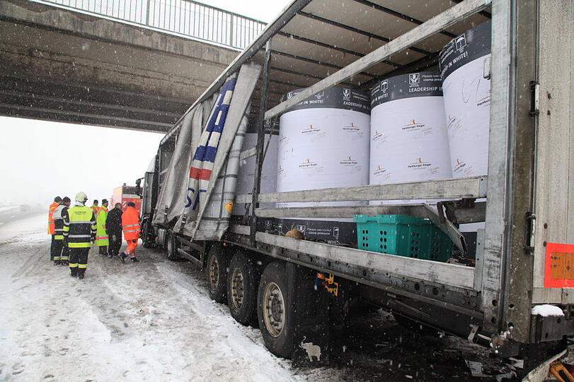 Auf der A8 rutscht ein Lkw am Dienstag auf das vorausfahrende Fahrzeug. Wegen Schneeglätte kam er nicht mehr rechtzeitig zum Stehen. Die zwei Fahrer werden verletzt.